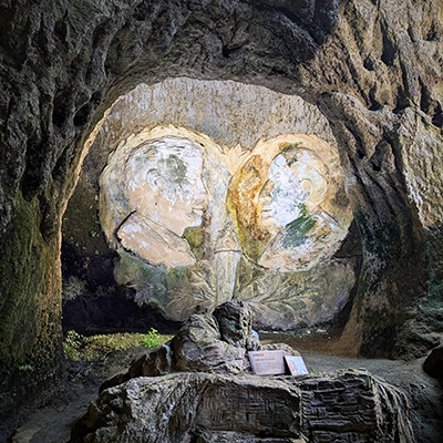 Chiesetta di Piedigrotta · Medallones · Italia · Latidos Viajeros